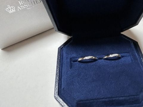 【ROYAL ASSCHER(ロイヤル・アッシャー)の口コミ】 ダイヤがななめに入るデザインでシンプルですが、上品な綺麗さ、可愛らし…