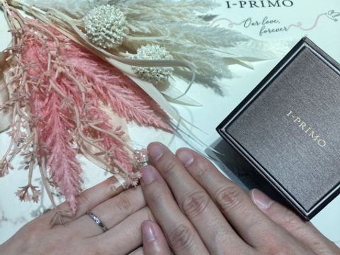 【アイプリモ(I-PRIMO)の口コミ】 シンプルなデザインですが、ダイヤが小さく3個並んでいて上品に輝くところ…