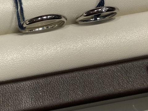 【ROYAL ASSCHER(ロイヤル・アッシャー)の口コミ】 デザインはシンプルなものを選びました。男性の指輪は大きなダイヤが真ん…