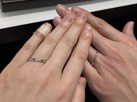 【俄(にわか)の口コミ】 デザインはシンプルで細く、少しカーブしていて私たちの細い指にはピッタ…