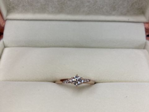 【ケイウノ ブライダル(K.UNO BRIDAL)の口コミ】 ディズニーの美女と野獣をテーマに、バラをモチーフにした指輪です。大き…