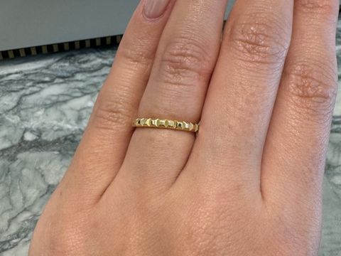 【ブシュロン(BOUCHERON)の口コミ】 何よりもデザインに惹かれて選びました。婚約指輪は華やかなメレダイヤの…