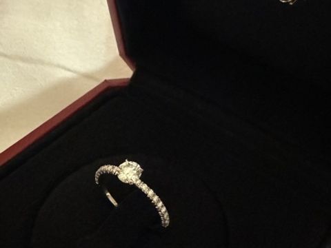 【カルティエ(Cartier)の口コミ】 ハーフエタニティのリングで、リング自体は細いですがダイヤの輝きで上品…