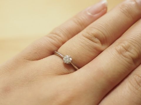 【ラザール ダイヤモンド(LAZARE DIAMOND)の口コミ】 台座の高さがあまり高くなく、普段つけていても引っ掛かりが少ないところ…