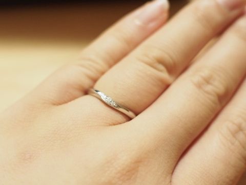 【ラザール ダイヤモンド(LAZARE DIAMOND)の口コミ】 重ね付けしやすいストレートタイプで探していましたがあまりピンと来ず悩…