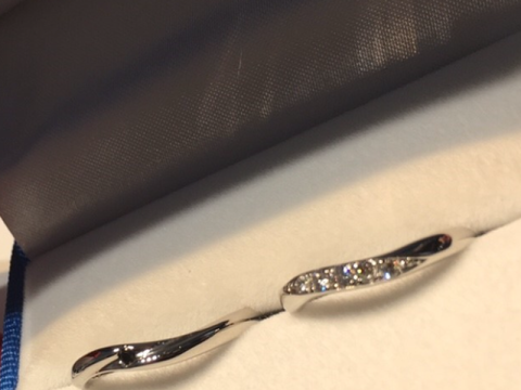【GALA JEWELRY(ガラジュエリー)の口コミ】 こちらのマリッジリング（女性用）はデザインはシンプルなのですが、埋め…