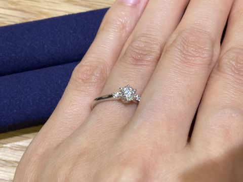 【Foulason(フレゾン)の口コミ】 Foulasonという花モチーフの指輪にしました。色々ある中私はパンジーにし…