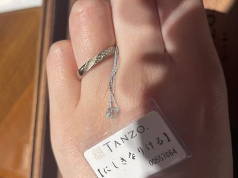 【TANZO.(鍛造指輪)の口コミ】 斜めのラインにダイヤモンドとスターダストと言われる加工が入っており華…