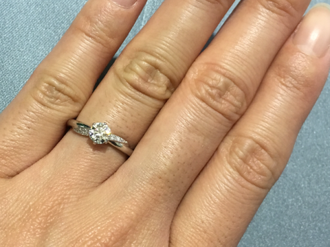 【GALA JEWELRY(ガラジュエリー)の口コミ】 ウェーブではないのですが、メレダイヤが斜めに入っているのでウェーブの…