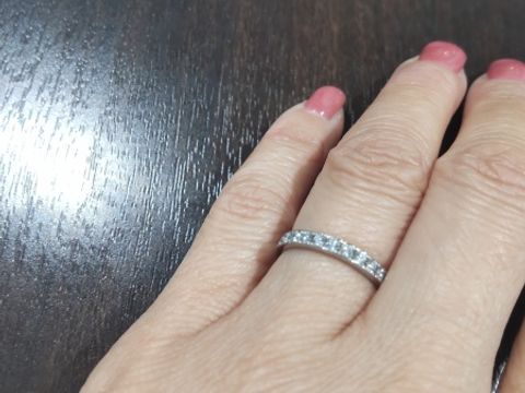 【銀座ダイヤモンドシライシの口コミ】 ハーフエタニティのデザインで、ダイヤモンドの一つ一つの輝きがとても上…