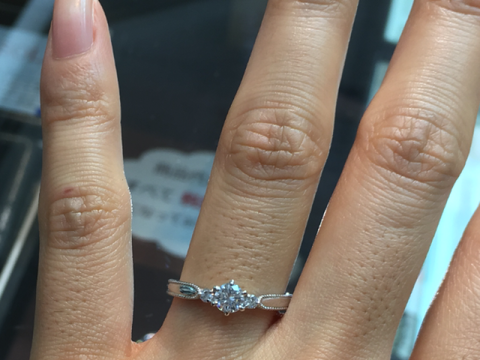 【カオキ　ダイヤモンド専門卸直営店の口コミ】 メレダイヤが豪華さを出し、またミル打ちが華やかさを出している点が気に…