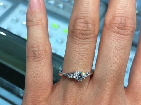 【宝寿堂(ほうじゅどう)の口コミ】 ボリュームのあるメレダイヤが左右3石づつ入っているため、上品なのに豪華…