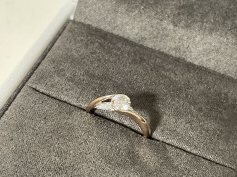 【COCKTAIL(カクテル)の口コミ】 爪というよりダイヤを包み込むようにデザインされた婚約指輪です。中央の…