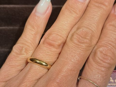 【カルティエ(Cartier)の口コミ】 素材は18金ゴールド
幅2.5mm
結婚指輪は絶対ゴールドにきめていましたので…