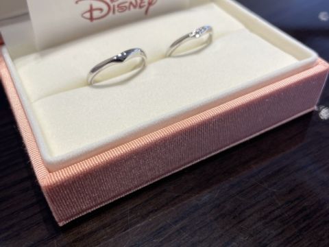 【ケイウノ ブライダル(K.UNO BRIDAL)の口コミ】 シンプルめなデザインでとても気に入っています。
同じケイウノさんのルミ…