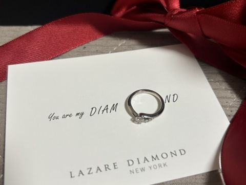 【ラザール ダイヤモンド(LAZARE DIAMOND)の口コミ】 普段使いができるようにデザイン性のある婚約指輪を選びました。王道のデ…