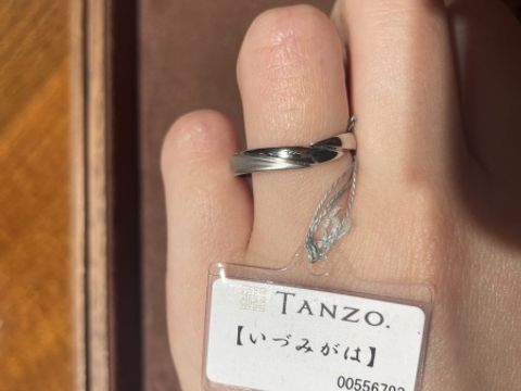 【TANZO.(鍛造指輪)の口コミ】 Vラインになっておりストレートラインとは違うおしゃれな感じのデザインに…