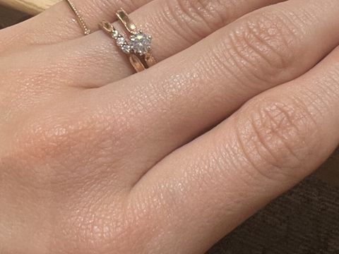 【LOVE NOTESの口コミ】 ピンクゴールドで手に馴染みやすいデザインです。プラチナではないので、…