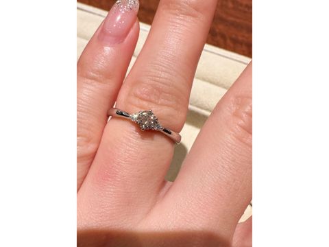 【ギンザタナカブライダル(GINZA TANAKA BRIDAL)の口コミ】 両サイドにダイヤがついてますが、派手すぎず華奢に見えるデザインで、上…