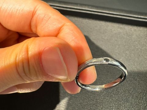 【エクセルコダイヤモンド(EXELCO DIAMOND)の口コミ】 ブラックダイヤモンドに、ラインの鋲打ちというとても素敵なデザインで、…