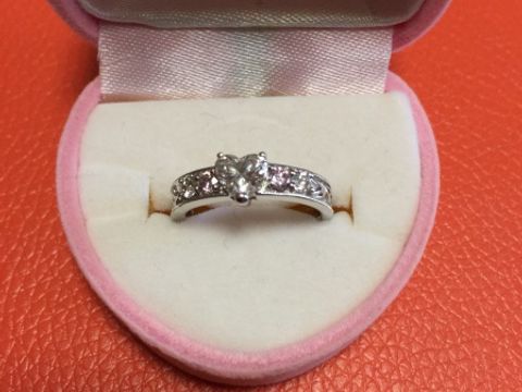 【ラフィオリジナルの口コミ】 色々なところで婚約指輪を探し、海外ブランドのものもつけてみましたが雑…