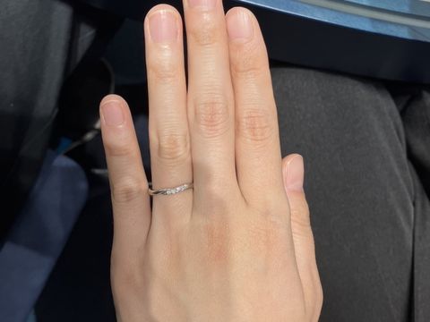 【銀座ダイヤモンドシライシの口コミ】 ウェーブタイプを希望の彼に対し私はストレートのリングが好みでした。ウ…