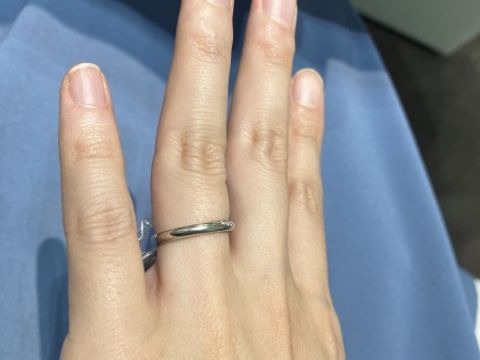 【4℃ BRIDAL(ヨンドシーブライダル)の口コミ】 ストレートリングですがダイヤモンドが斜めに入っていることで角度によっ…