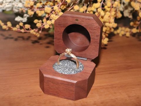 【鎌倉彫金工房の口コミ】 立て爪タイプのダイヤの隣に小さいダイヤが３つずつ付いていて、ゴージャ…