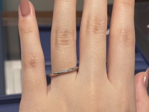 【銀座ダイヤモンドシライシの口コミ】 ダイヤモンドがラインに入っているデザインになります。
付けていると、自…