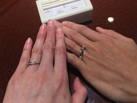 【JEWELRY  KAMATA(ジュエリーかまた)の口コミ】 試着させて頂いた際の指輪です。
リングのラインがしなやかで、指にしっか…