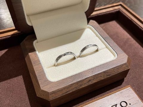 【TANZO.(鍛造指輪)の口コミ】 デザインについて
1.毎日着けるので、どの場面でも使えるシンプルなデザイ…