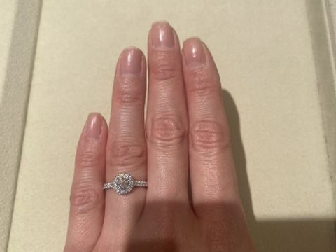 【和光ブライダルブティックギンザの口コミ】 ゴージャスで素敵なデザインだなぁと思い、試着させていただきました。
指…