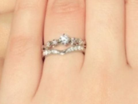 【JEWELRY  KAMATA(ジュエリーかまた)の口コミ】 婚約指輪と重ね付け出来るデザインで
ダイヤがたくさん付いているのが決め…