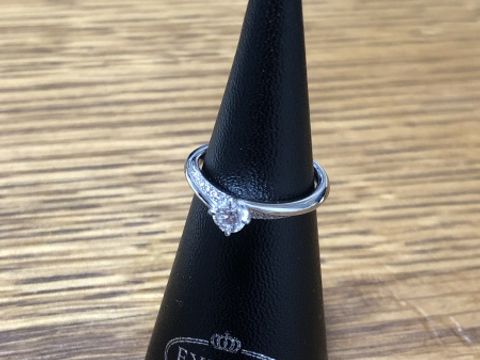 【エクセルコダイヤモンド(EXELCO DIAMOND)の口コミ】 デザイン：中央のダイヤモンドは浮いているようなデザインなので唯一無二…