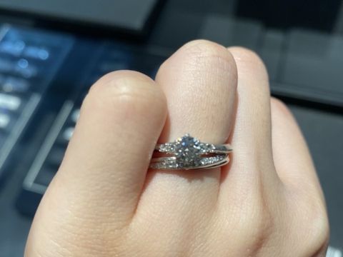 【エクセルコダイヤモンド(EXELCO DIAMOND)の口コミ】 ダイヤの大きさはは0.3カラット以上、パヴェデザインを希望しました。また…