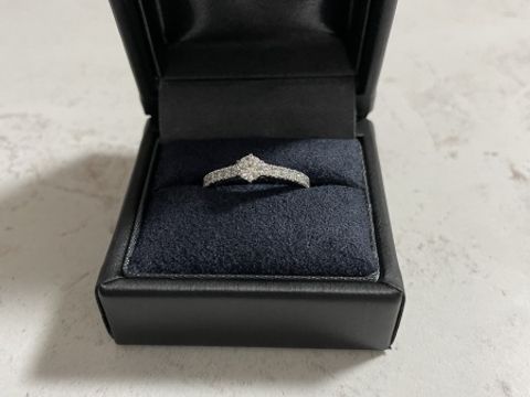 【ラザール ダイヤモンド(LAZARE DIAMOND)の口コミ】 ダイヤの大きさは、0.28カラットです。中の刻印は、結婚記念日と2人の名前…