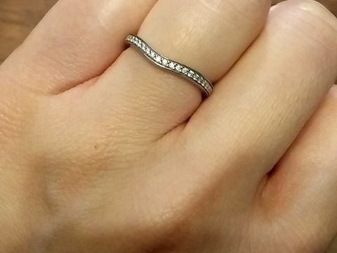 【カルティエ(Cartier)の口コミ】 とにかく、ダイヤが半円埋め尽くされてるのがほしくてこちらにしました。
…