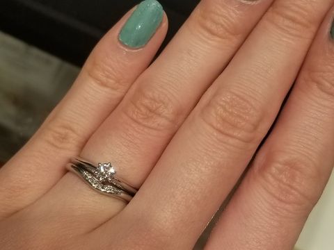 【銀座ダイヤモンドシライシの口コミ】 婚約指輪と重ね付けしたときの見え方が一番かわいかった。単品でもダイヤ…