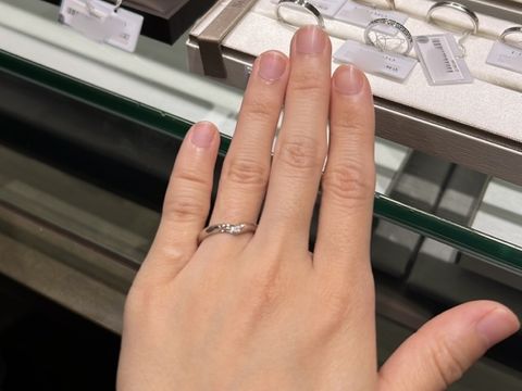 【アイプリモ(I-PRIMO)の口コミ】 斜めにダイヤが光るようなデザインを探していました。
わたしはリングのサ…