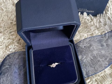 【銀座ダイヤモンドシライシの口コミ】 ウェーブのカーブになっていて、指が綺麗に見えます。
ダイヤモンドが真ん…