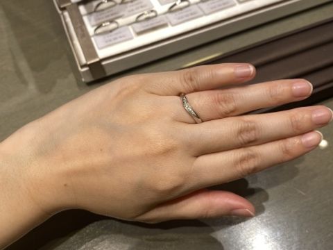 【アイプリモ(I-PRIMO)の口コミ】 付けやすさと、婚約指輪との重ね付けを考えて、少しウェーブがかったデザ…