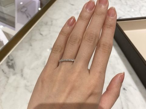 【AHKAH(アーカー)の口コミ】 ダイアモンドのエタニティリングが欲しかったので見に行きました。スタッ…