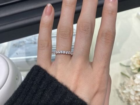 【COLANY(コラニー)の口コミ】 ダイヤモンドのエタニティリングの中でも粒が大きく幅があって存在感があ…