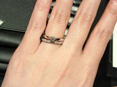 【銀座ダイヤモンドシライシの口コミ】 シンプルな一粒ダイヤモンドの輝きがとても美しい。爪留めで固定されてい…