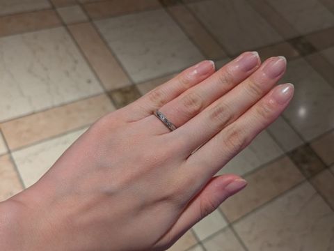 【銀座ダイヤモンドシライシの口コミ】 少しボリューム感のあるキラキラで華やかさがあって綺麗です。一粒真ん中…