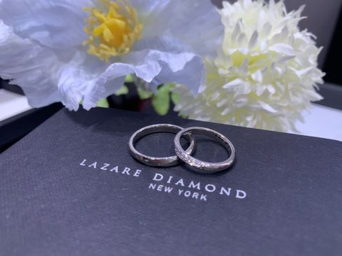 【ラザール ダイヤモンド(LAZARE DIAMOND)の口コミ】 シンプルテイストの指輪を探して複数の店舗を巡っていましたが、こちらの…