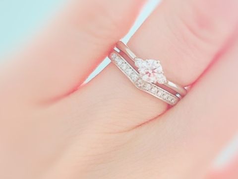 【エクセルコダイヤモンド(EXELCO DIAMOND)の口コミ】 絶妙なVラインで細目のデザインなので、婚約指輪単体でつけると華奢で指が…