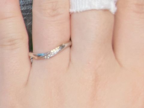 【ケイウノ ブライダル(K.UNO BRIDAL)の口コミ】 ウェーブのデザイン、ダイヤモンドは少なめでシンプルめのもの、流線的な…