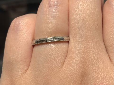 【エクセルコダイヤモンド(EXELCO DIAMOND)の口コミ】 シンプルだけどデザインがあるものを探していました。
ミル打ちがとても素…