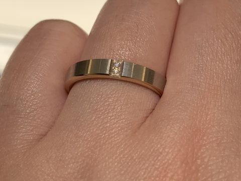 【俄(にわか)の口コミ】 やや太めのストレートの存在感が好みでした。
また、素材はプラチナとゴー…